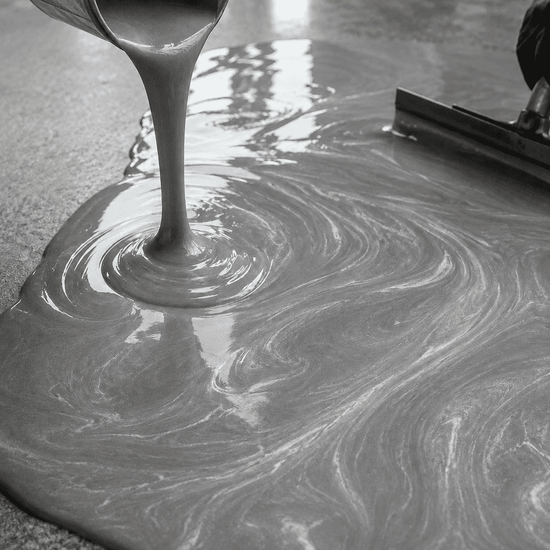 Light Grey Metallic-Pigment wird in Epoxidharz eingegossen und erzeugt eine gleichmäßige silbergraue Marmorierung mit feinem Metallic-Schimmer.
