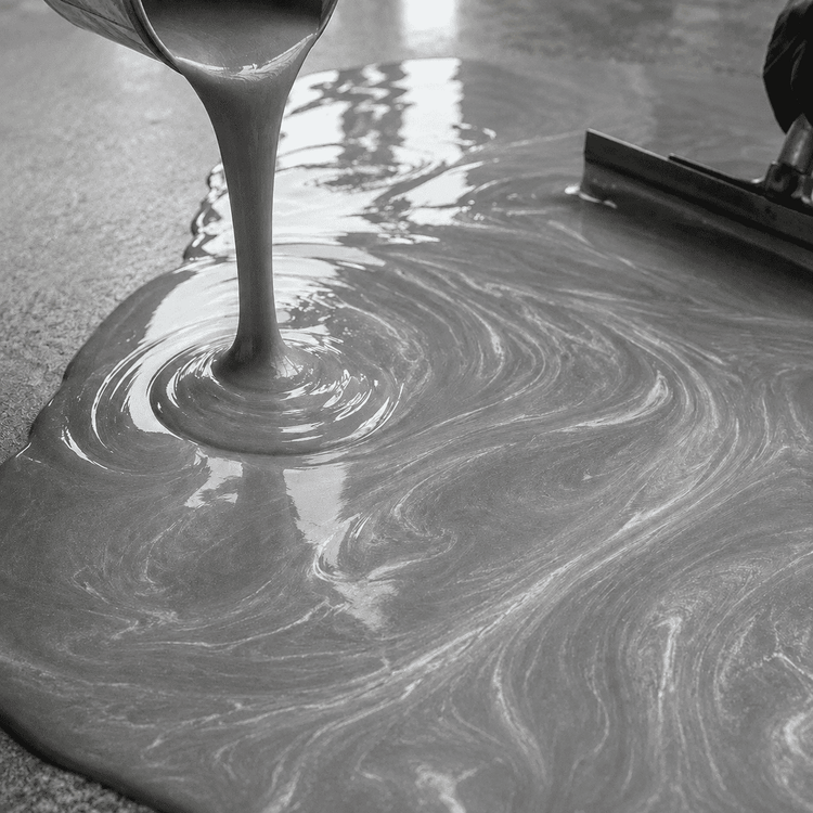 Light Grey Metallic-Pigment wird in Epoxidharz eingegossen und erzeugt eine gleichmäßige silbergraue Marmorierung mit feinem Metallic-Schimmer.