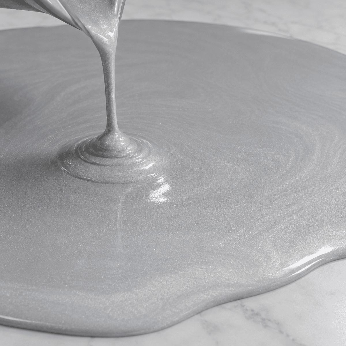 Light Grey Metallic-Pigment wird in Epoxidharz eingegossen und erzeugt bereits mit geringer Dosierung eine gleichmäßige silbergraue Metallic-Oberfläche.