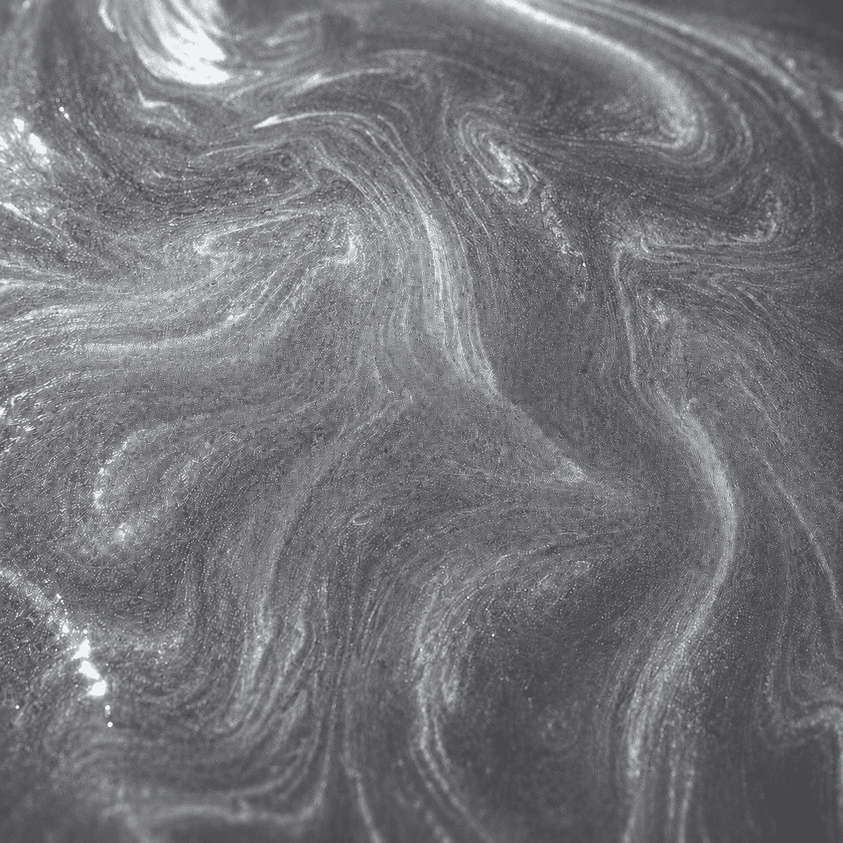 Nahaufnahme einer silbergrauen Metallic-Oberfläche mit feiner Marmorierung und schimmernden Lichtreflexen für Epoxidharzböden.