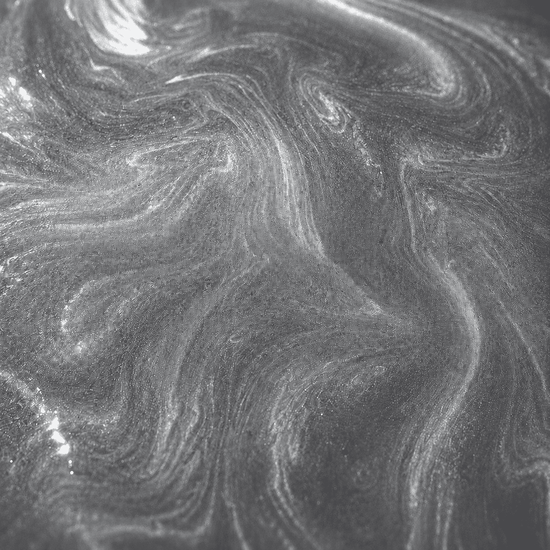 Nahaufnahme einer silbergrauen Metallic-Oberfläche mit feiner Marmorierung und schimmernden Lichtreflexen für Epoxidharzböden.