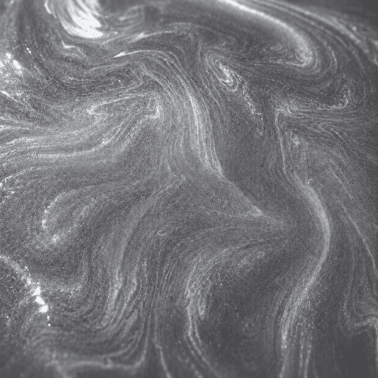 Nahaufnahme einer silbergrauen Metallic-Oberfläche mit feiner Marmorierung und schimmernden Lichtreflexen für Epoxidharzböden.