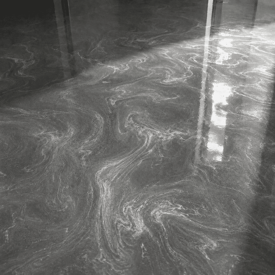 Silbergrauer Metallic-Epoxidharzboden mit feiner Marmorierung und brillanten Lichtreflexen bei direkter Sonneneinstrahlung.