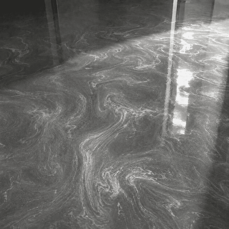 Silbergrauer Metallic-Epoxidharzboden mit feiner Marmorierung und brillanten Lichtreflexen bei direkter Sonneneinstrahlung.