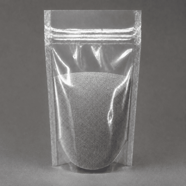 Metallic Pigment Light Grey als silbergraues Pulver in transparenter Standbodenverpackung auf neutralgrauem Hintergrund.