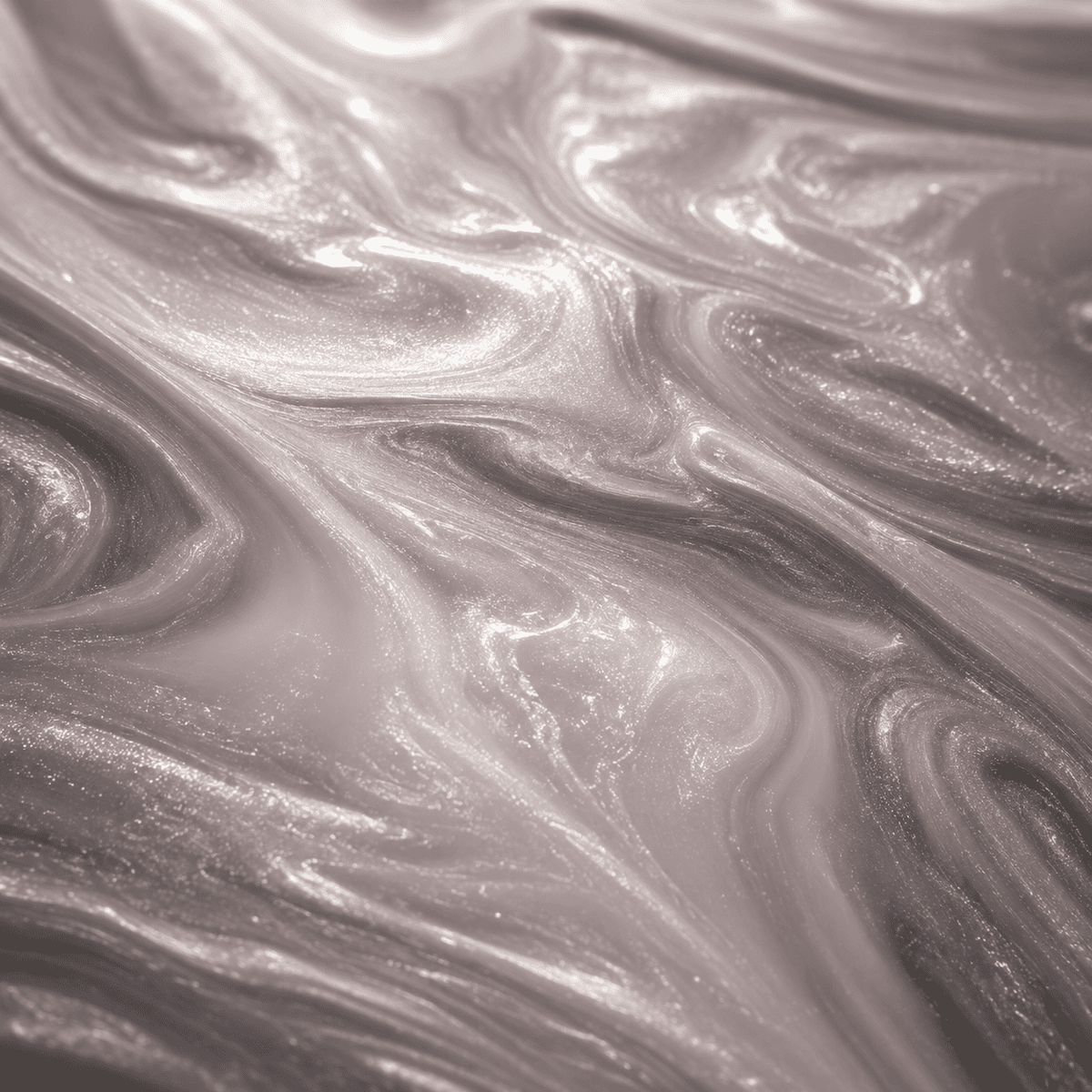 Hellsilbernes Metallic-Epoxidharz mit eleganter Marmorstruktur, feinem Perleffekt, seidigem Metallglanz und faszinierender Tiefenwirkung.