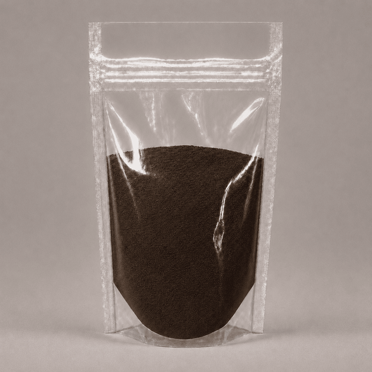 Dunkelbraunes Pulver in durchsichtiger Plastik Verpackung