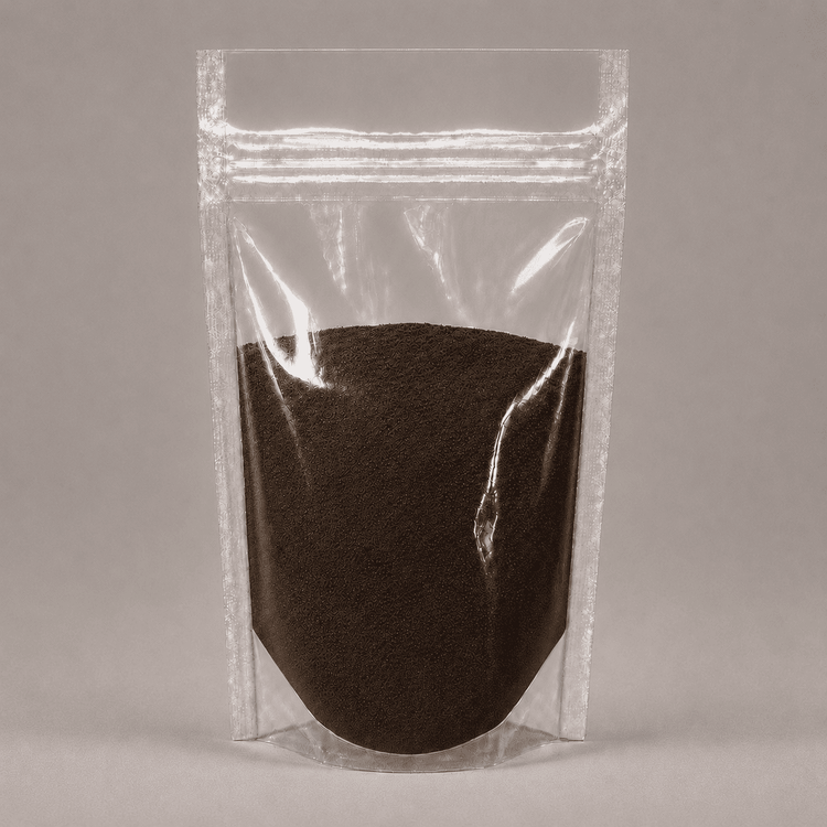 Dunkelbraunes Pulver in durchsichtiger Plastik Verpackung