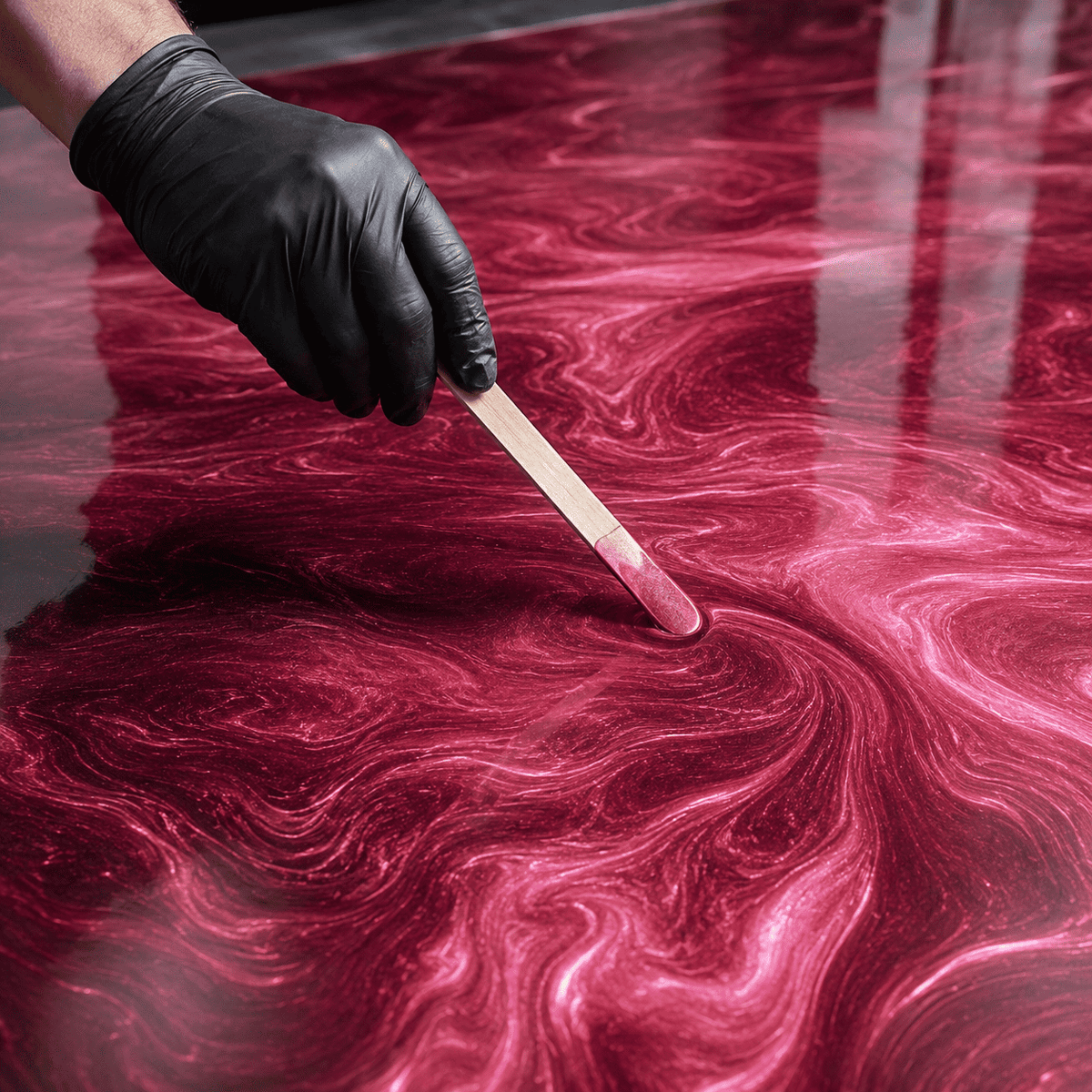 Mauvefarbenes Metallic-Epoxidharz wird mit einem Holzspatel zu einer luxuriösen Marmorstruktur mit intensivem Perleffekt, brillantem Schimmer und faszinierender Tiefenwirkung gestaltet.