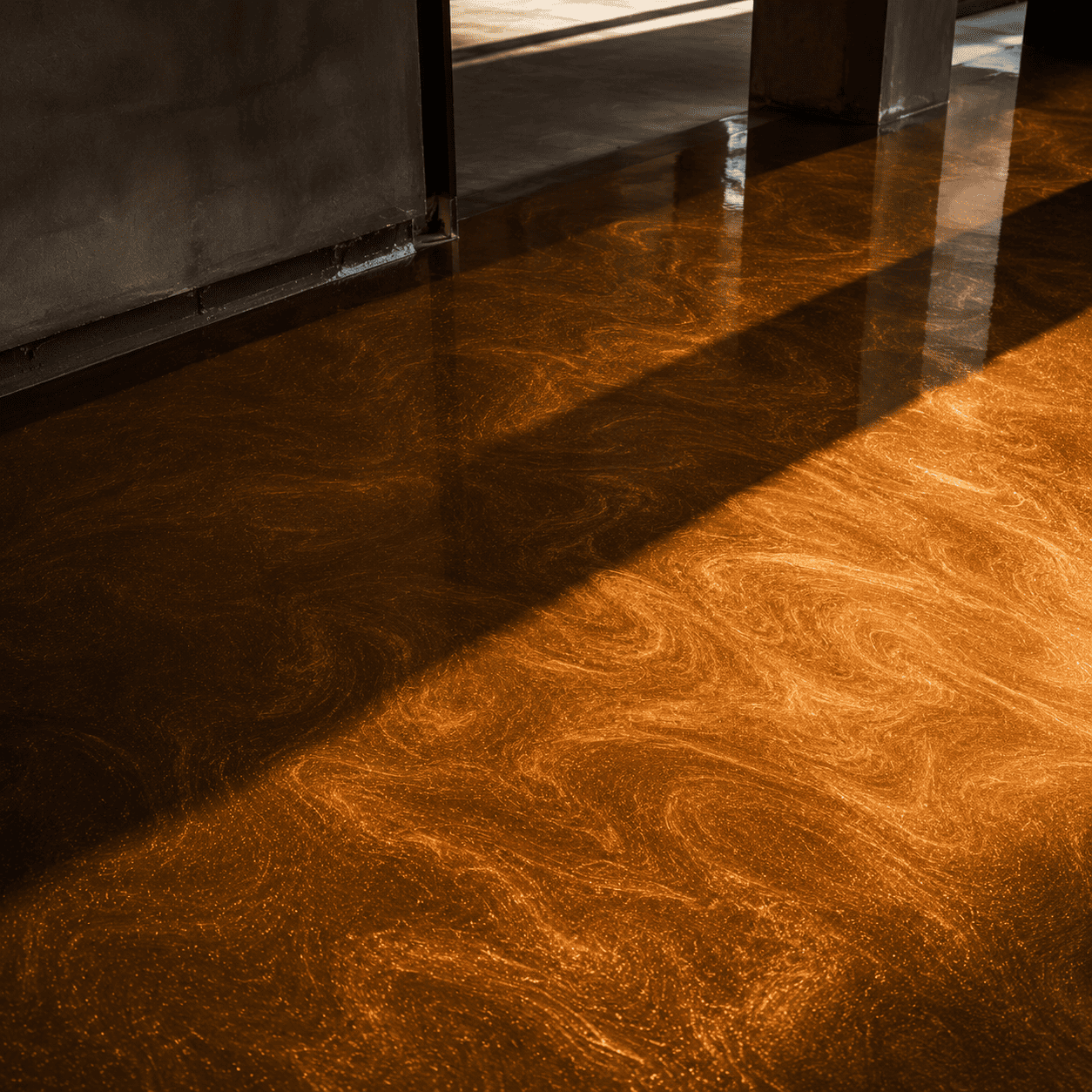 Goldener Boden unter UV-Licht