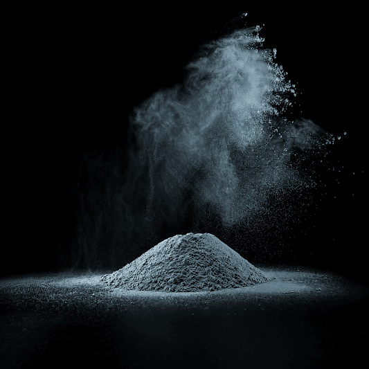 Grau blaues Pulver auf schwarzem Hintergrund