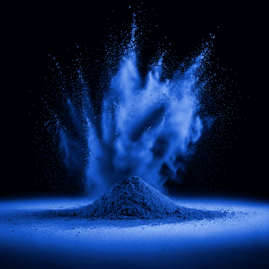 Blaues Pulver auf schwarzem Hintergrund