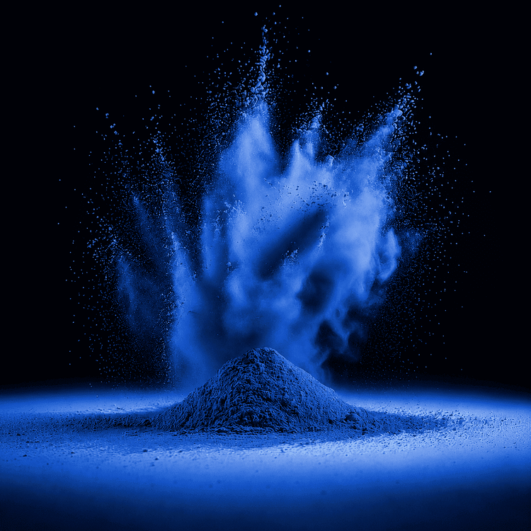 Blaues Pulver auf schwarzem Hintergrund