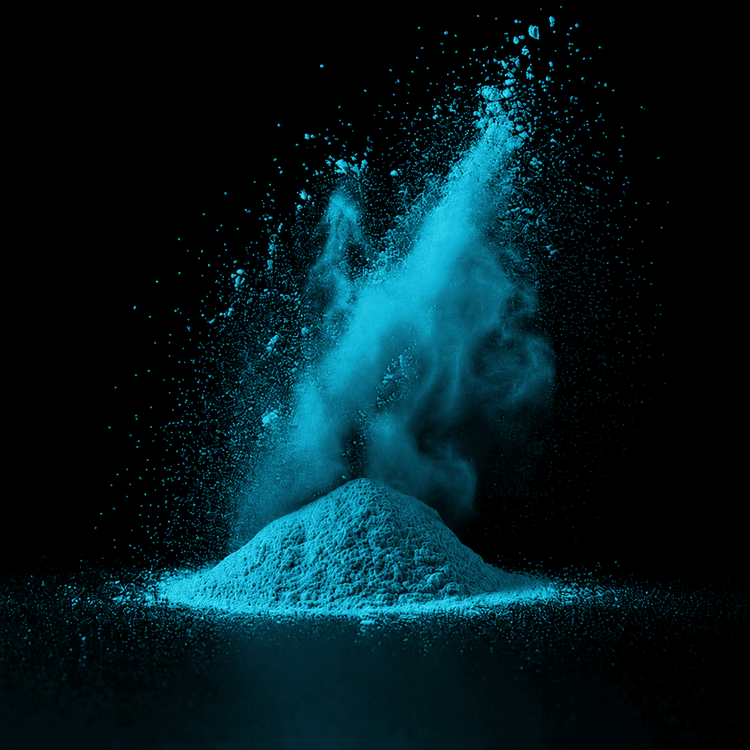 Tiefblaues Pulver auf schwarzem Hintergrund