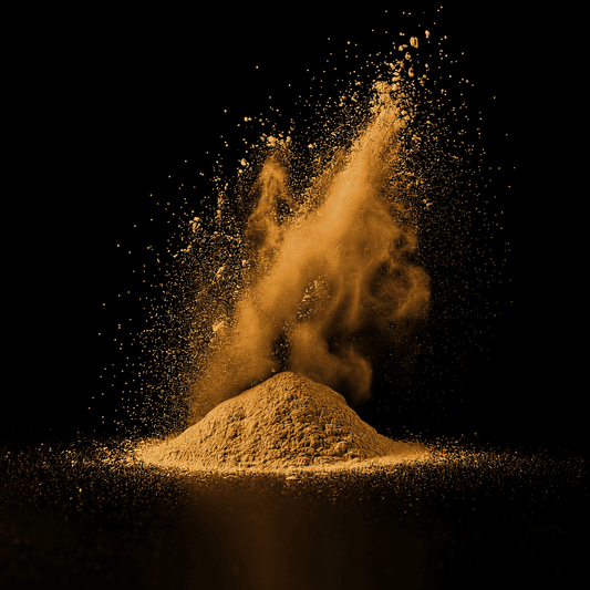 Goldenes Pulver auf schwarzem Hintergrund