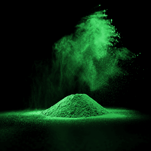 Hellgrünes Pulver auf schwarzem Hintergrund