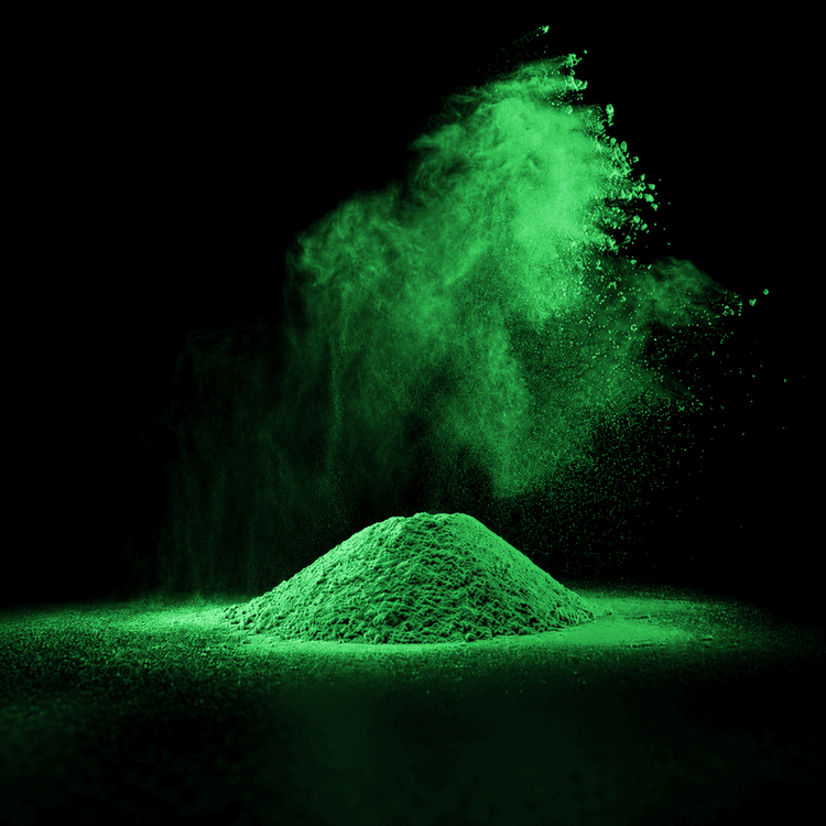 Hellgrünes Pulver auf schwarzem Hintergrund