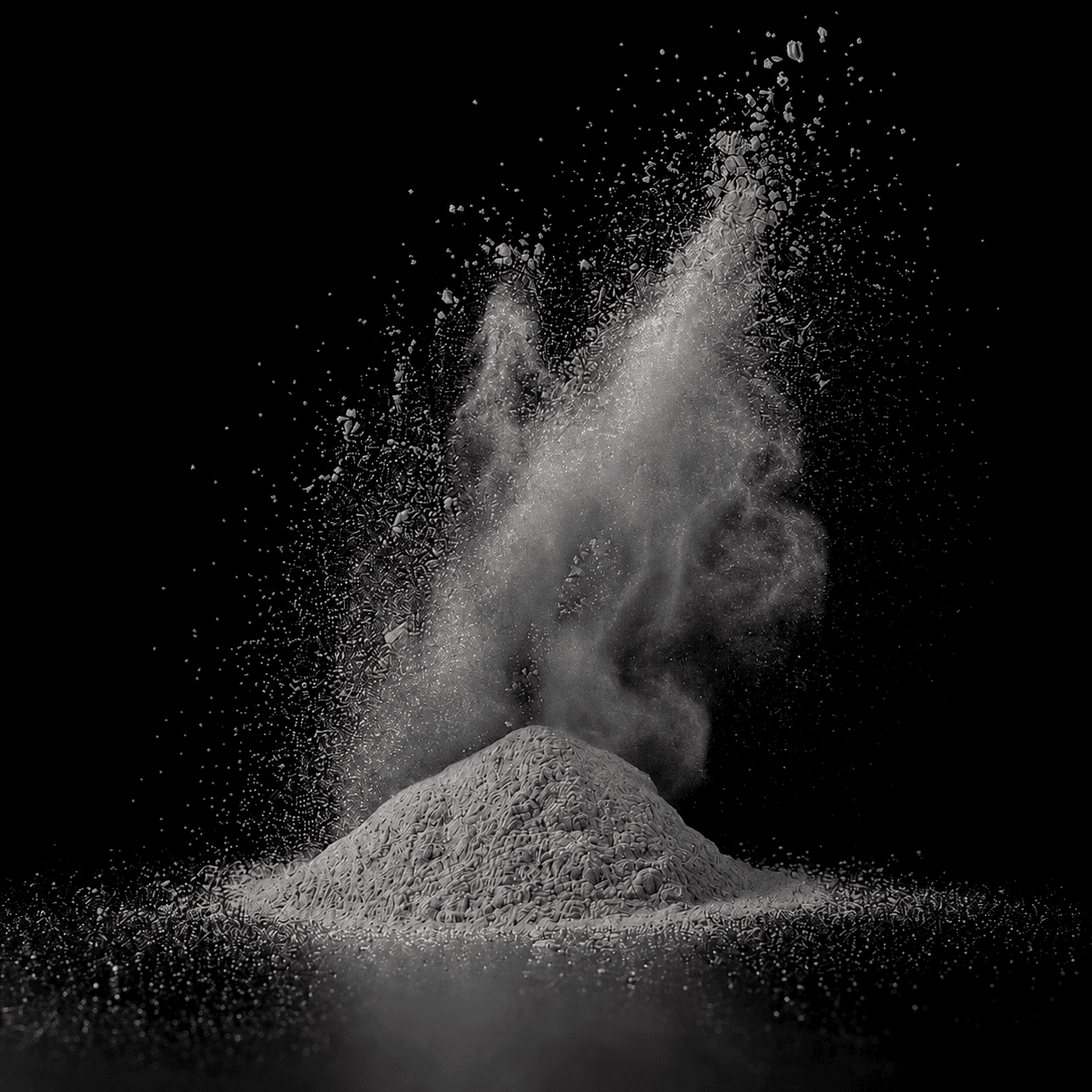 Metallic Pigment Light Grey als feines silbergraues Pulver mit aufgewirbelten Partikeln vor schwarzem Hintergrund.