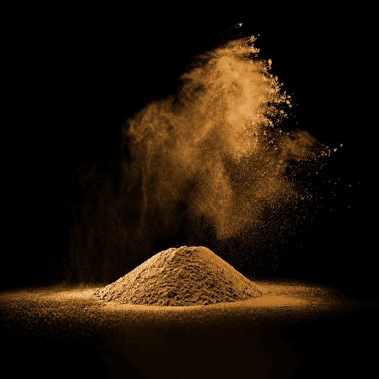 Goldenes Pulver auf schwarzem Hintergrund