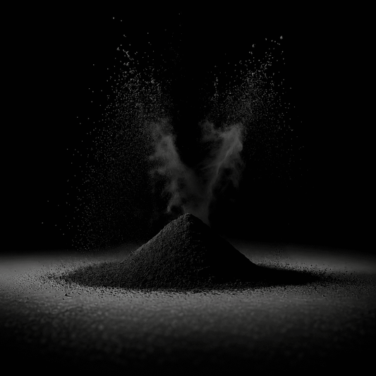 Schwarzes Pigment Pulver auf schwarzem Hintergrund