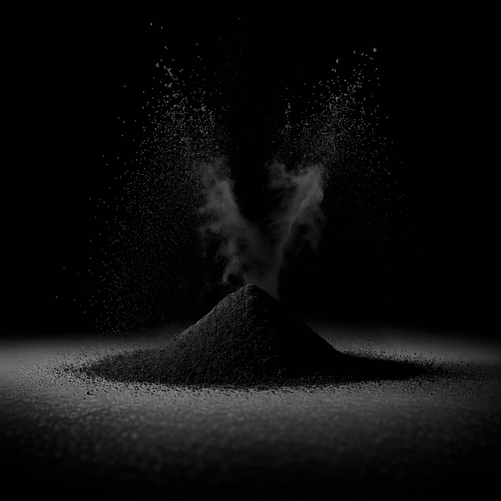 Schwarzes Pigment Pulver auf schwarzem Hintergrund