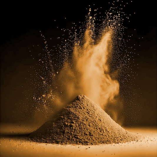 Goldenes Pulver auf schwarzem Hintergrund