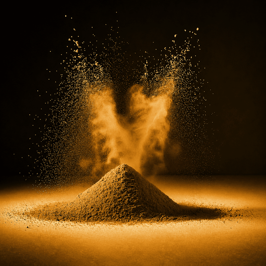 Goldenes Pulver auf schwarzem Hintergrund