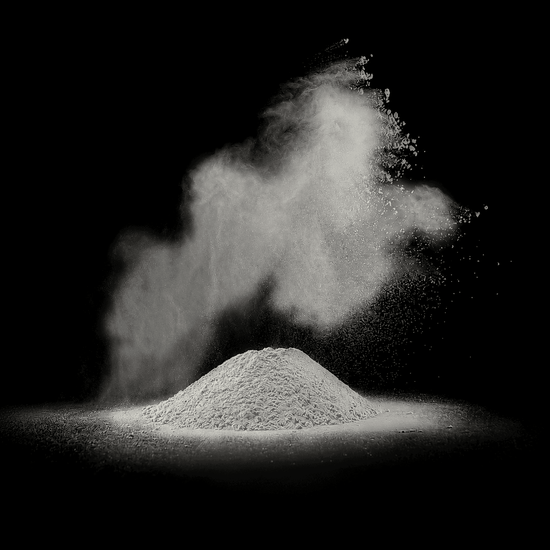 Seidenweißes Pulver auf schwarzem Hintergrund
