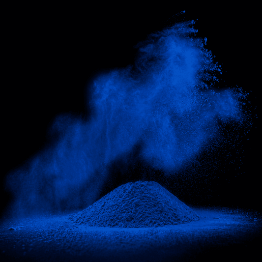 Himmelblaues Pulver auf schwarzem Hintergrund