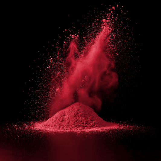 Rotes Pulver auf schwarzem Hintergrund