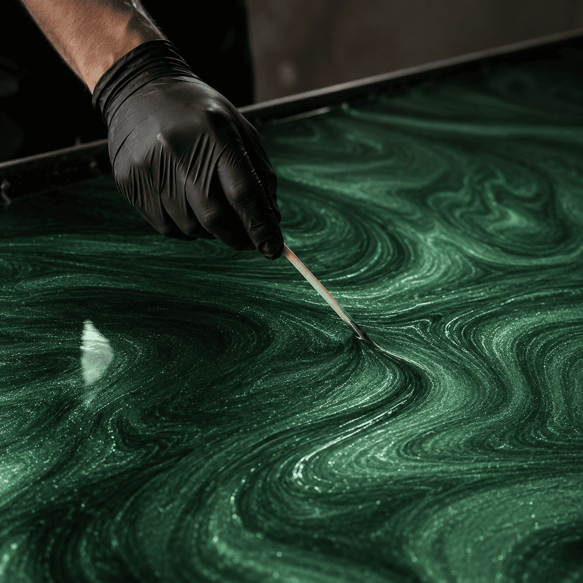 Mighty Jungle UV Metallic-Epoxidharz wird mit einem Holzspatel zu einer luxuriösen Marmorstruktur mit brillantem Perleffekt, intensivem Smaragdgrün-Schimmer und faszinierender Tiefenwirkung gestaltet.