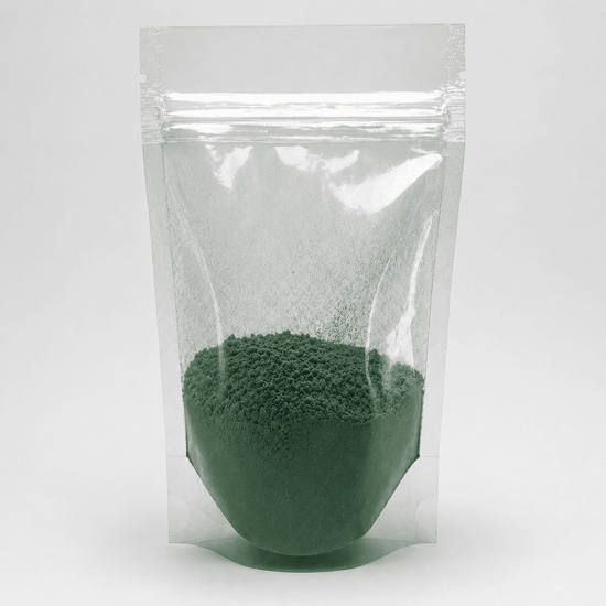 Grünes Pulver in durchsichtiger Plastik Verpackung