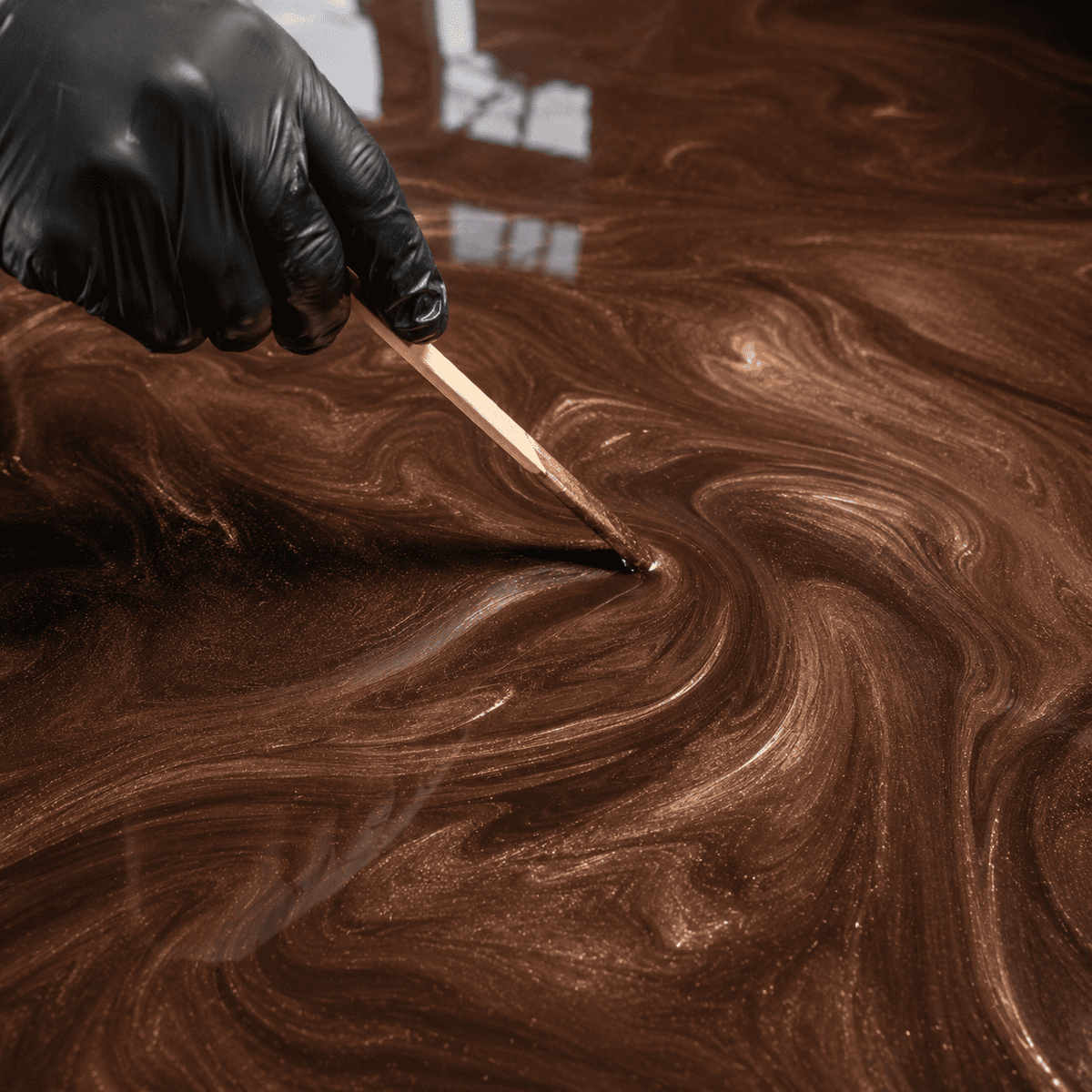 Mud Brown UV Metallic-Epoxidharz wird mit einem Holzspatel zu einer warmen, luxuriösen Marmorstruktur mit edlem Perleffekt, sanftem Schimmer und faszinierender Tiefenwirkung gestaltet.