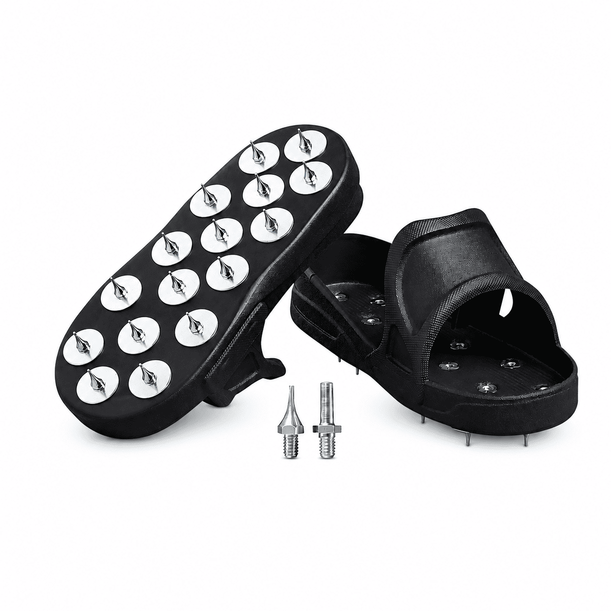 Zwei Schwarze Nagelschuhe mit Metall Stacheln an der Sohle auf weißem Hintergrund