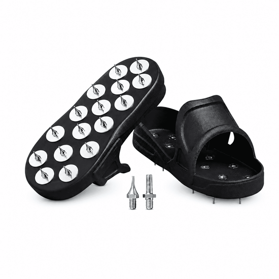 Zwei Schwarze Nagelschuhe mit Metall Stacheln an der Sohle auf weißem Hintergrund