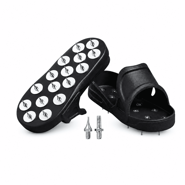 Zwei Schwarze Nagelschuhe mit Metall Stacheln an der Sohle auf weißem Hintergrund