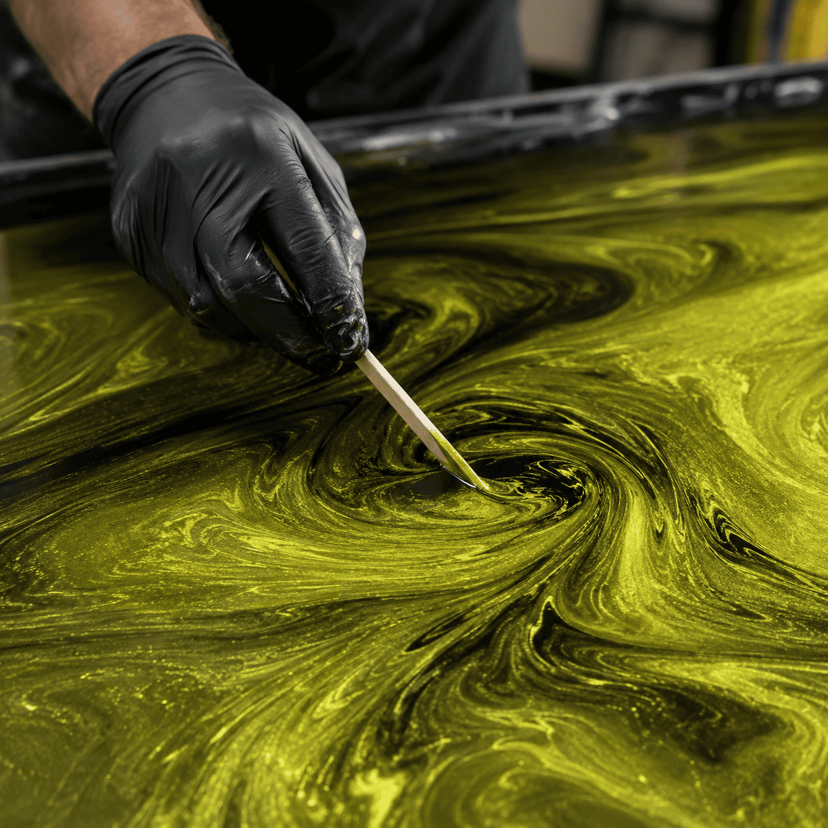 Olivegrünes Metallic-Epoxidharz wird mit Holzstab zur Marmorstruktur gestaltet