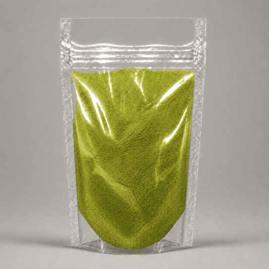 Olivegrünes Pulver in durchsichtiger Plastik Verpackung