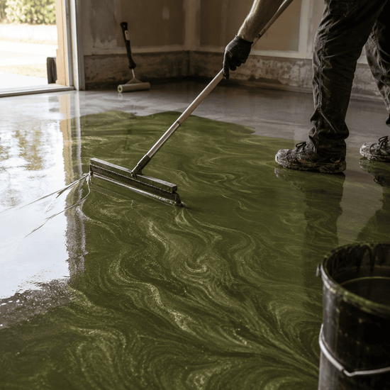 Ein Mann streicht einen Boden in olivegrüner Farbe mit einem Farbroller