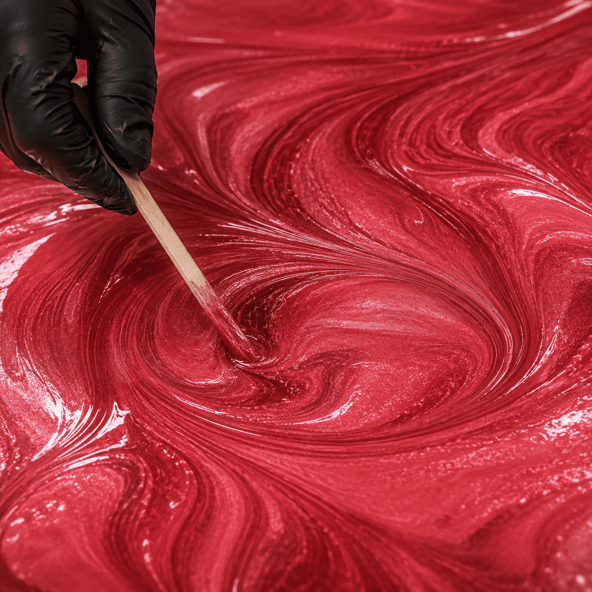 Peach-rotes Metallic-Epoxidharz wird mit einem Holzspatel zu einer luxuriösen Marmorstruktur mit brillantem Perleffekt, schimmerndem Metallglanz und faszinierender Tiefenwirkung gestaltet.