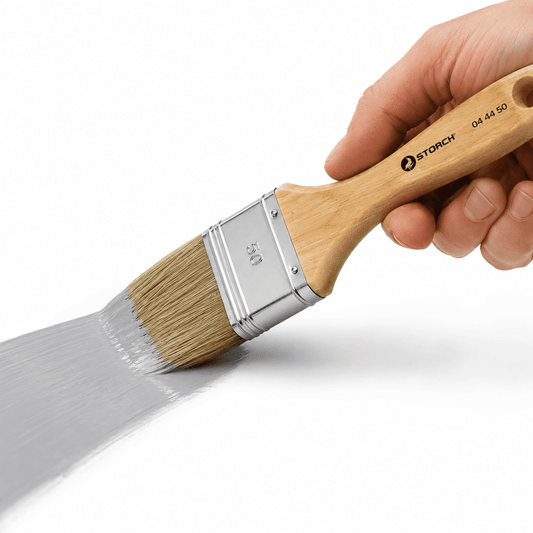 50-mm-Flachpinsel mit Naturborsten und Holzgriff trägt Grundierung oder Beschichtung gleichmäßig und präzise auf glatte Oberflächen auf.