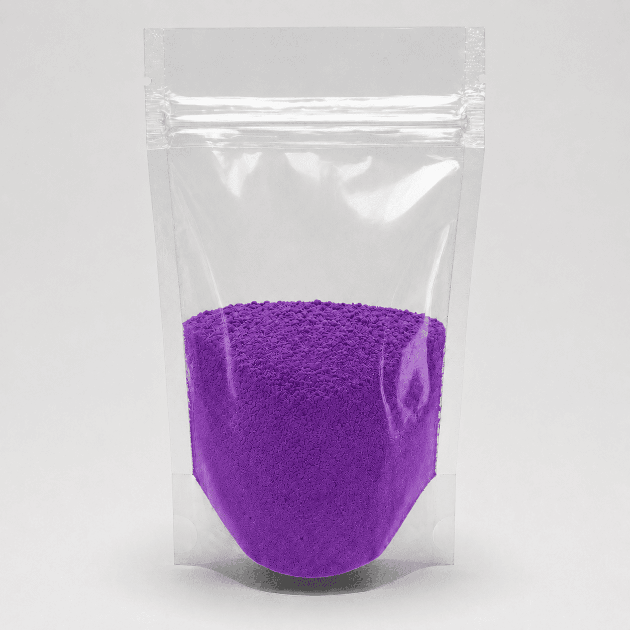 Lila Pulver in durchsichtiger Plastik Verpackung