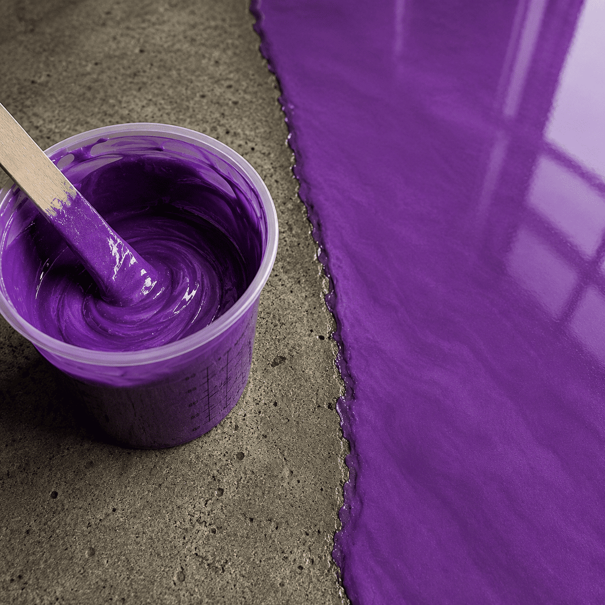 Royal Plum UV Metallic-Epoxidharz im Mischbecher neben einer fertigen Musterplatte mit intensiver Pflaumenviolett-Optik, luxuriöser Marmorstruktur, brillantem Perleffekt und hochglänzender Tiefenwirkung.