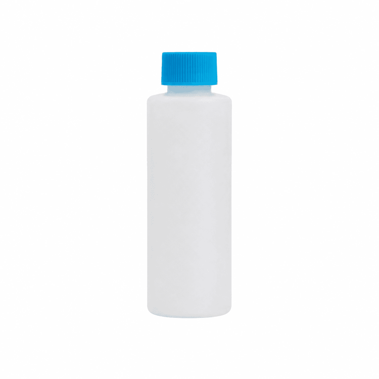 Kleine weiße Kunststoff-Flasche mit blauem Deckel auf weißem Hintergrund