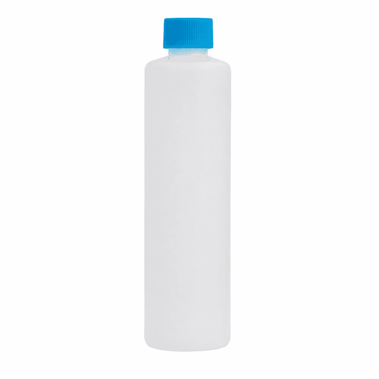 Mittelgroße weiße Kunststoff-Flasche mit blauem Deckel auf weißem Hintergrund