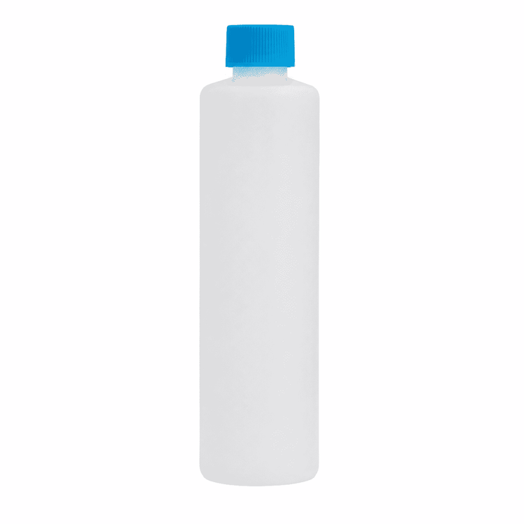 Mittelgroße weiße Kunststoff-Flasche mit blauem Deckel auf weißem Hintergrund