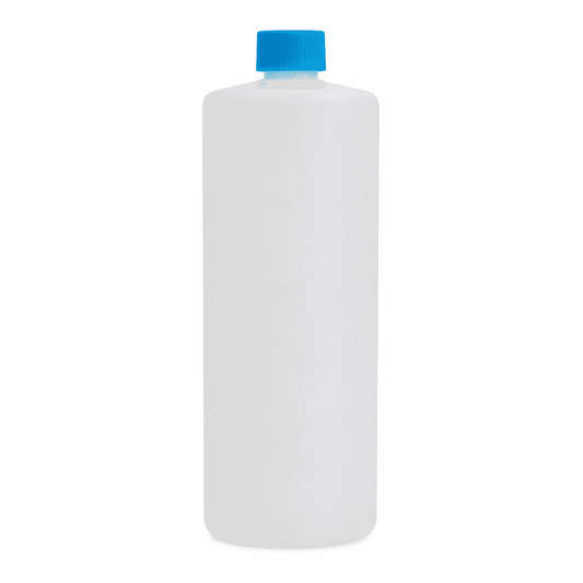 Große weiße Kunststoff-Flasche mit blauem Deckel auf weißem Hintergrund