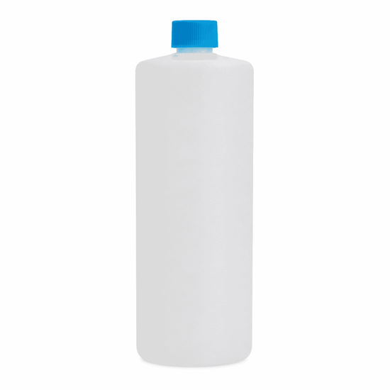 Große weiße Kunststoff-Flasche mit blauem Deckel auf weißem Hintergrund
