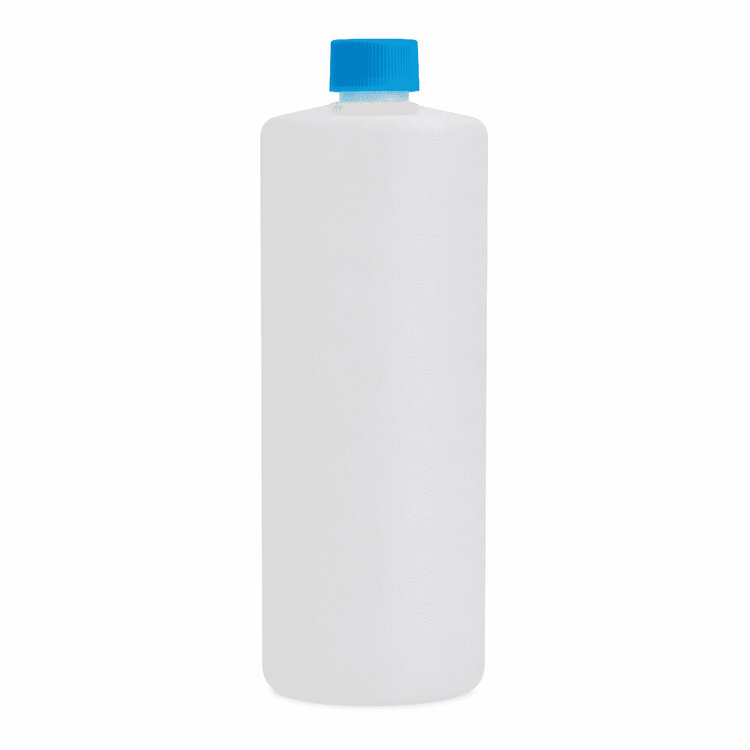 Große weiße Kunststoff-Flasche mit blauem Deckel auf weißem Hintergrund