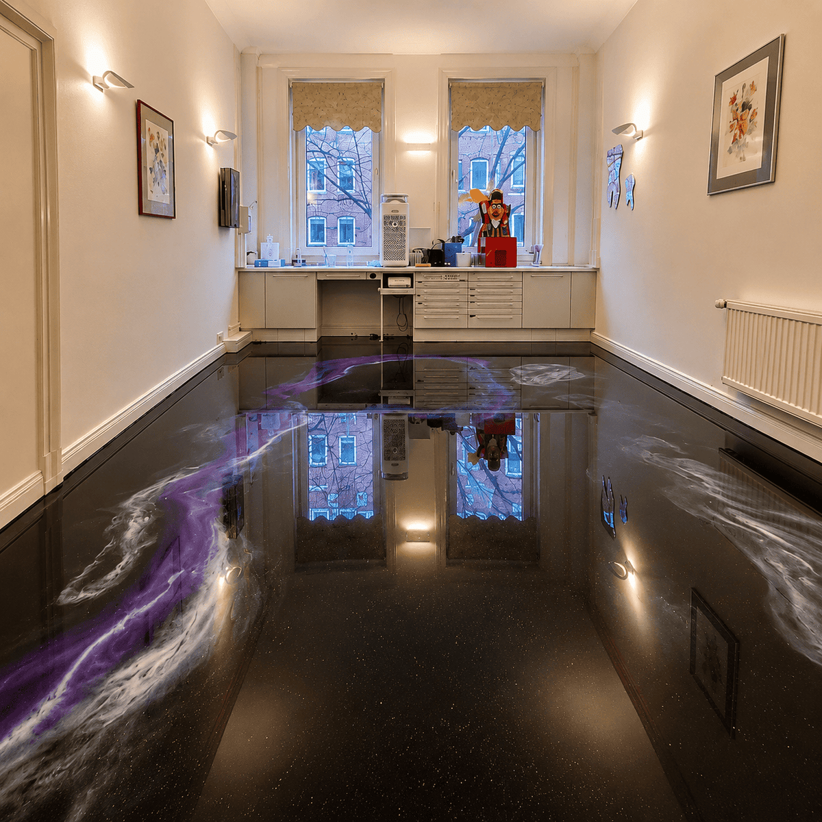Schwarzer Metallic-Epoxidharz-Boden mit violett-weißen Designeffekten und hochglänzender, fugenloser Oberfläche in einer modernen Zahnarztpraxis.